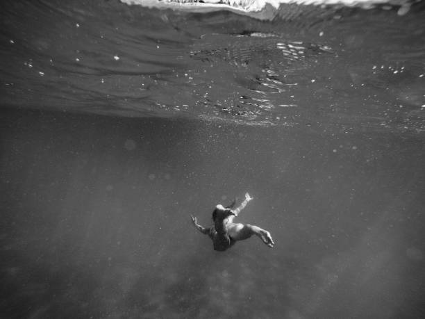 istock Diving in black and white 927929348