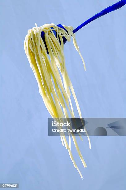 Espagueti Foto de stock y más banco de imágenes de Alimento - Alimento, Azul, Cocina doméstica