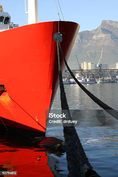 Vermelho Barco Ancorado - Fotografias de stock e mais imagens de Baía - Baía, Cais - Estrutura Feita pelo Homem, Corda