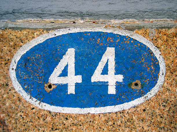 дверь число 44 - number 44 стоковые фото и изображения