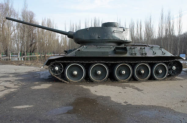 tanque t-34 ruso - war globe symbols of peace weapon fotografías e imágenes de stock