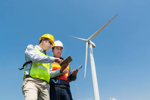 inżynier i architekt dyskutują o cyfrowym bezprzewodowym tablecie i schowku - alternative energy electricity wind turbine team zdjęcia i obrazy z banku zdjęć