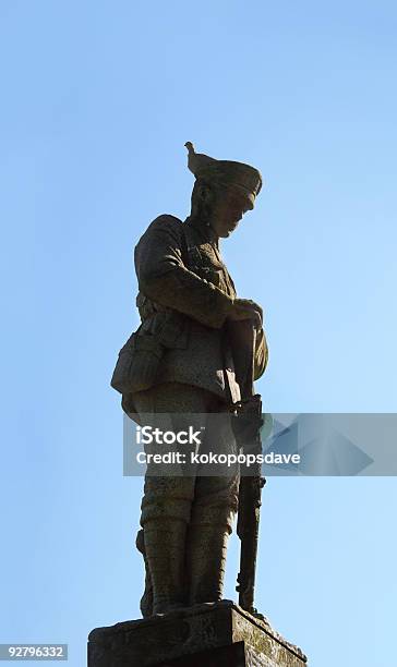 Soldaten Staue Mit Pigeon Stockfoto und mehr Bilder von Bizarr - Bizarr, Denkmal, Ehre