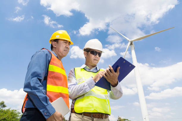 엔지니어와 건축가 풍력 터빈 발전기에서 일 - alternative energy electricity wind turbine team 뉴스 사진 이미지