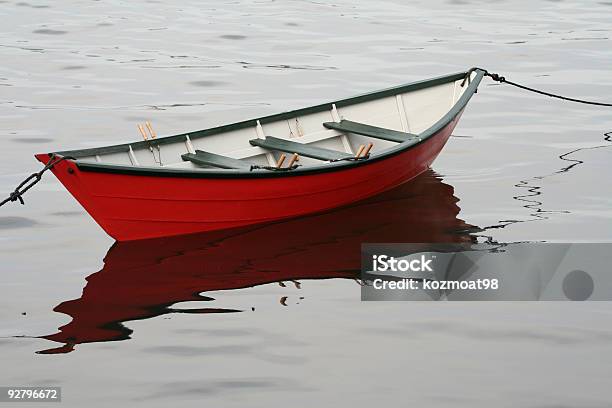 Vermelho Dory - Fotografias de stock e mais imagens de Barco a Remos - Barco a Remos, Vermelho, Água calma