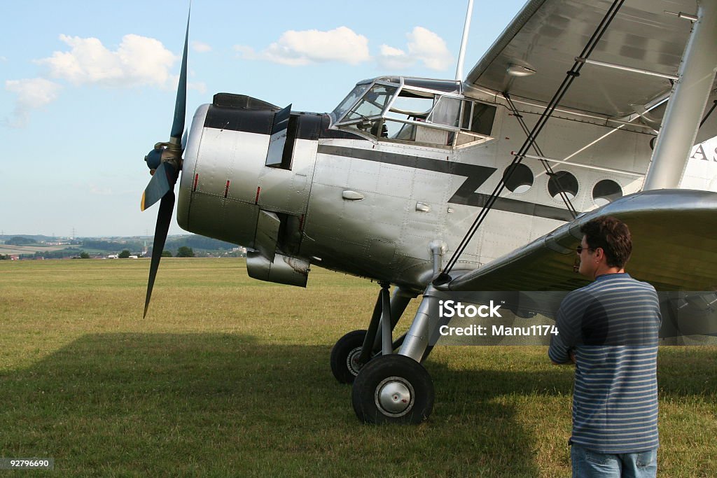 Homme en face de l'avion - Photo de Abstrait libre de droits