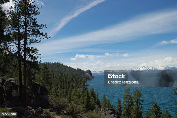 Lago Tahoe Vista Dalla Costa Sudorientale - Fotografie stock e altre immagini di Acqua - Acqua, Albero, Albero sempreverde