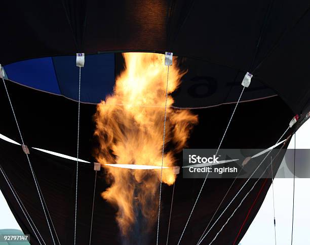 Balão De Ar Quente Sendo Enchido - Fotografias de stock e mais imagens de Balão de ar quente - Balão de ar quente, Boca de Fogão, Boia - Equipamento de Desporto Aquático