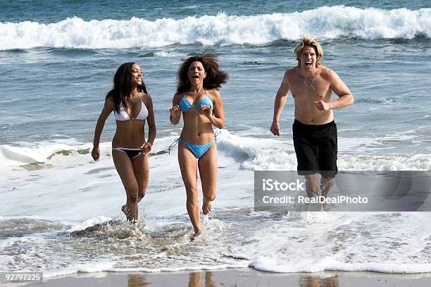Dzień Na Plaży - zdjęcia stockowe i więcej obrazów Bikini - Bikini, Dorosły, Fotografika
