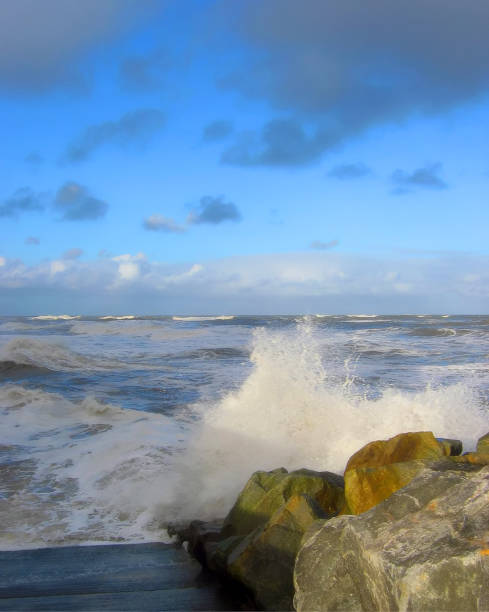 強い海の - blustery ストックフォトと画像