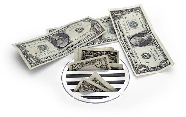 buttare via contanti - money down the drain foto e immagini stock