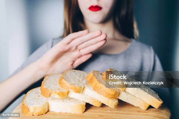 Concepto De Intolerancia Y Dieta Gluten Chica Joven Se Niega A Comer Pan Blanco Foto de stock y más banco de imágenes de Masa - Comida