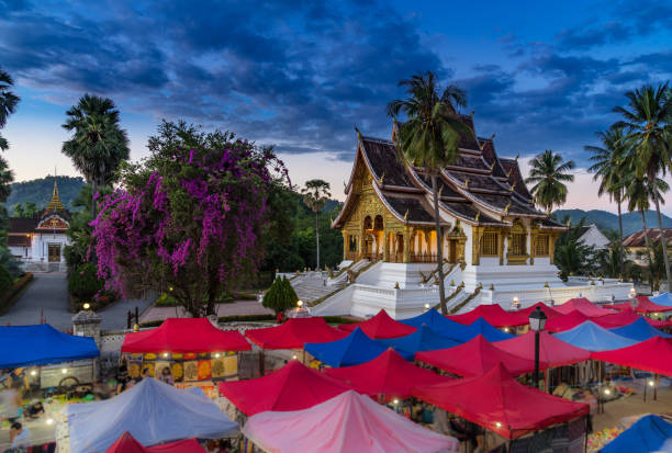 el recuerdo de la noche mercado en luang prabang, laos. - laos luang phabang thailand religion fotografías e imágenes de stock