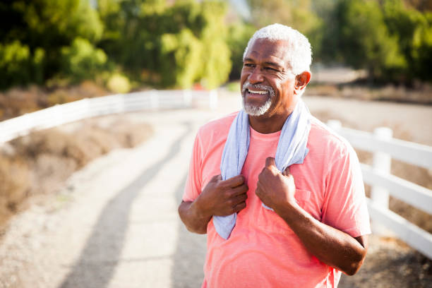 starszy czarny człowiek po treningu - breathing exercise jogging exercising relaxation exercise zdjęcia i obrazy z banku zdjęć