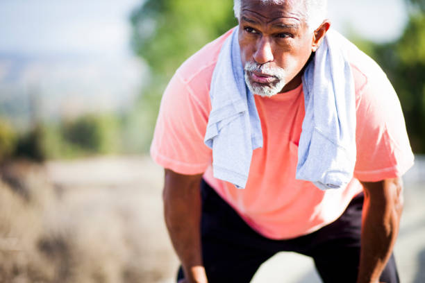 starszy czarny człowiek wypracowanie - breathing exercise jogging exercising relaxation exercise zdjęcia i obrazy z banku zdjęć
