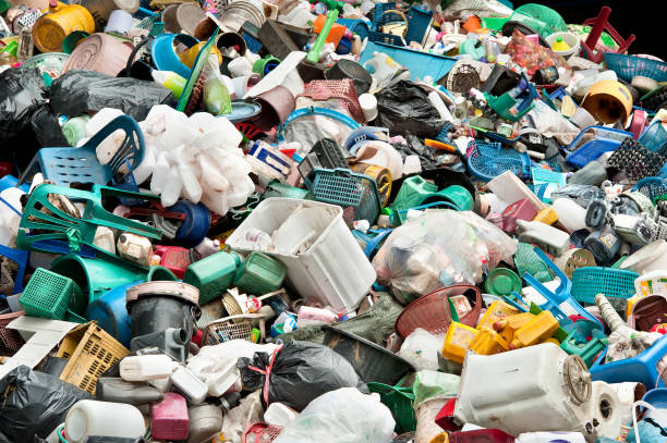 recycling von kunststoff auf schrottplatz - plastikmaterial stock-fotos und bilder