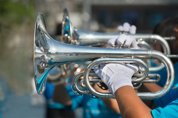 musiker spielen marching trompete. - silver plater stock-fotos und bilder