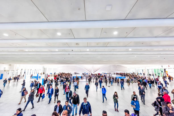 persone nel centro di trasporto oculus alla stazione della metropolitana world trade center di new york, pendolarità, treno path del new jersey, molte macchine affollate per l'uscita della folla - fulton market foto e immagini stock