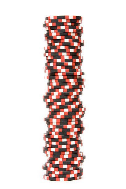 Stapel von casino chips isoliert auf weißem Hintergrund – Foto