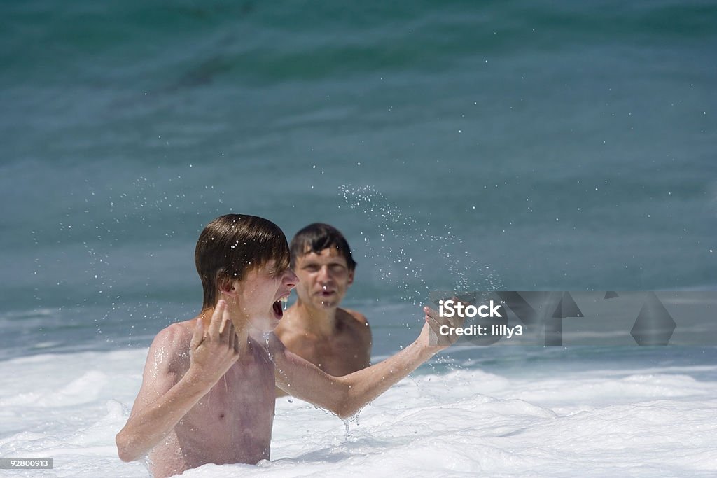 Vater und Sohn Spaß in den Wellen - Lizenzfrei Aktiver Lebensstil Stock-Foto