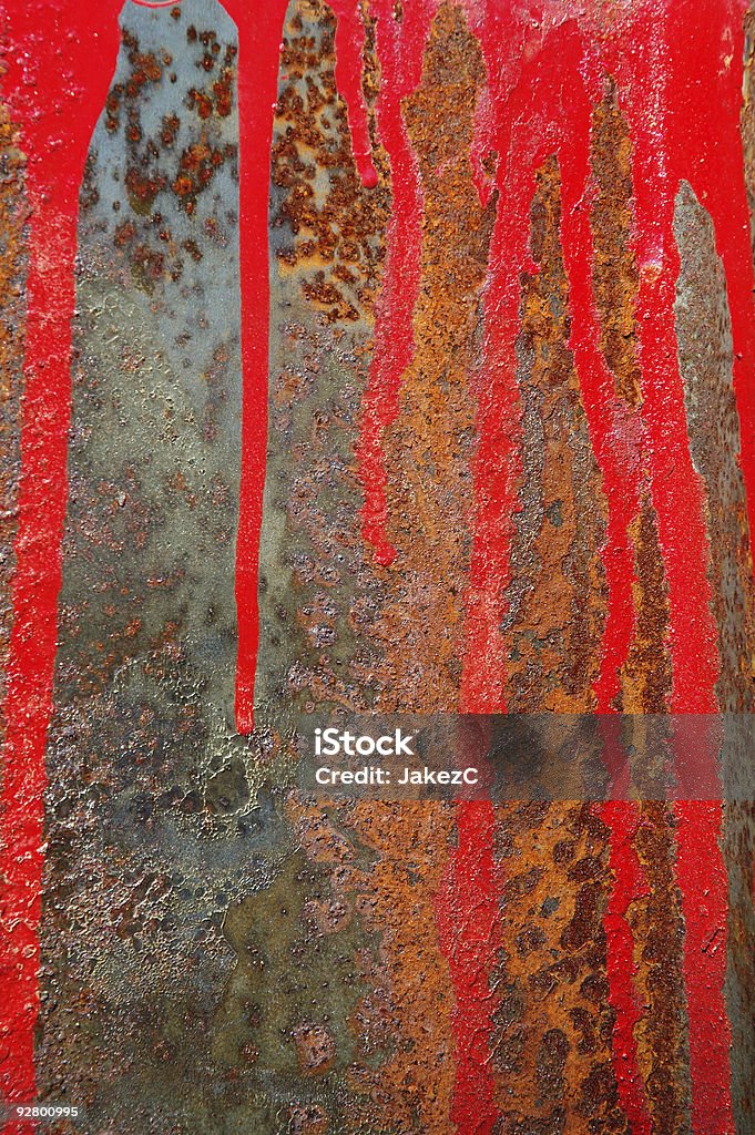 Rusty metal sheet with red живопись - Стоковые фото Балка роялти-фри