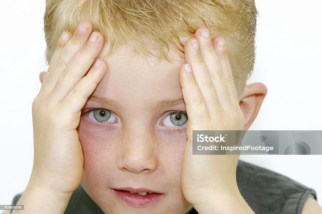 Timido ragazzo - Foto stock royalty-free di Bambini maschi