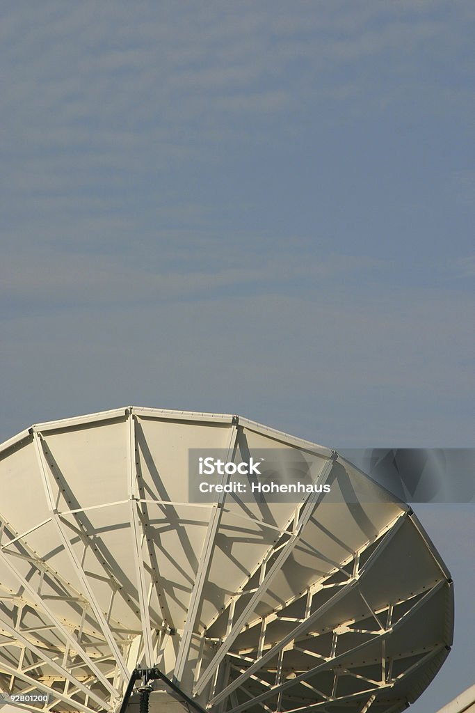 Poutres par satellite - Photo de Antenne parabolique libre de droits