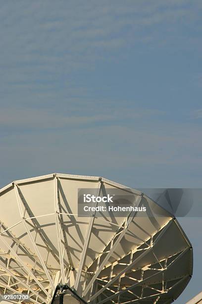 Satelita Wiązka - zdjęcia stockowe i więcej obrazów Antena satelitarna - Antena satelitarna, Budowla mieszkaniowa, Chmura