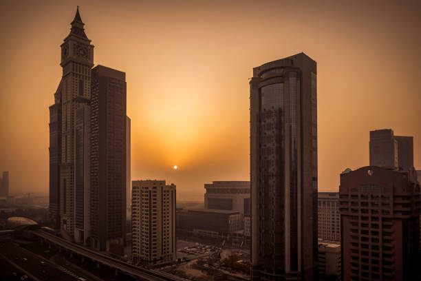 centro di dubai sotto tempesta di sabbia, emirati arabi uniti - fog desert arabia sunset foto e immagini stock