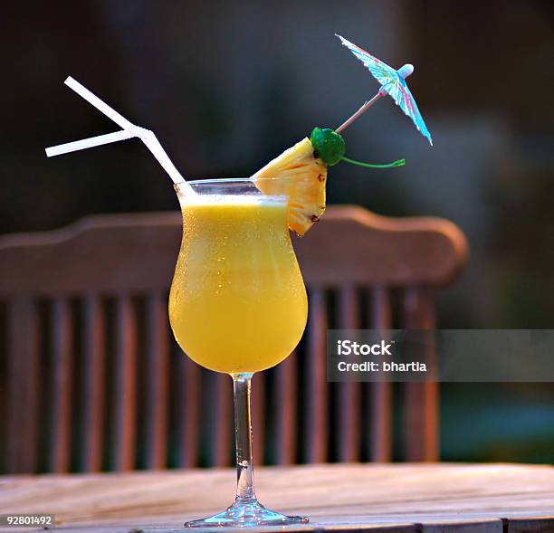 Foto de De Cocktail e mais fotos de stock de Alcoolismo - Alcoolismo, Amarelo, Ao Lado de Piscina