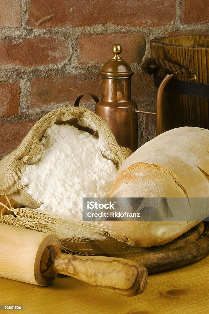 Ländliche Küche mit Brot und Mehl - Lizenzfrei Alt Stock-Foto