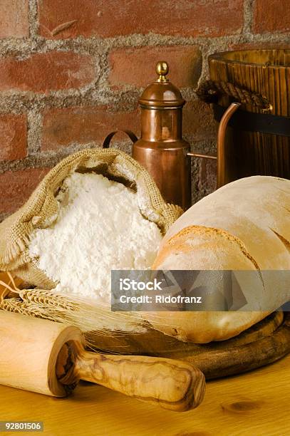 Ländliche Küche Mit Brot Und Mehl Stockfoto und mehr Bilder von Alt - Alt, Backen, Brotlaib