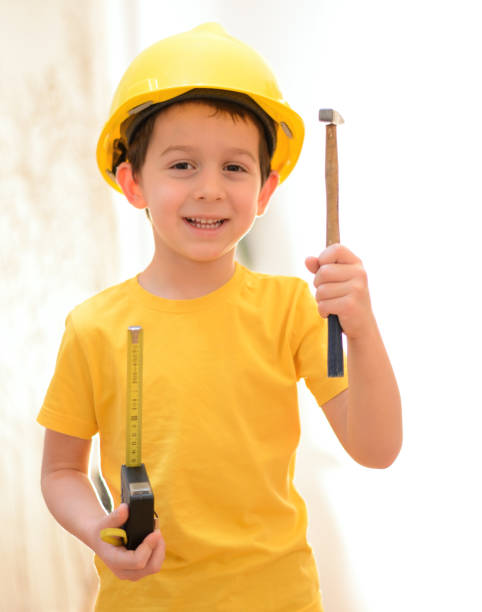 poco trabajador de la construcción con herramientas de mano y el sombrero duro - little boys measuring expressing positivity intelligence fotografías e imágenes de stock