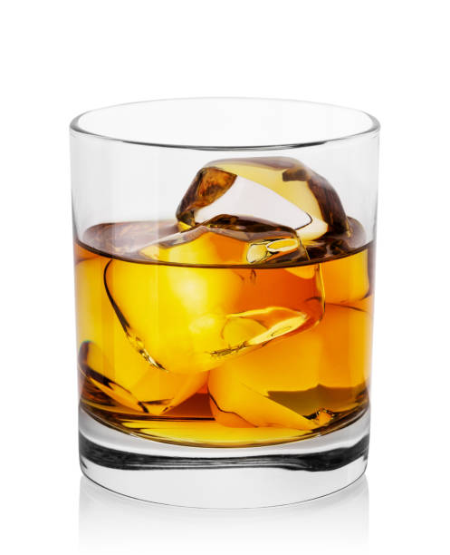 okrągła przezroczysta szklanka whisky z lodem - whisky glass ice cube alcohol zdjęcia i obrazy z banku zdjęć