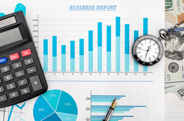 grafici finanziari con calcolatrice, orologio da tasca e denaro sul tavolo. - finance stock market data diagram calculator foto e immagini stock