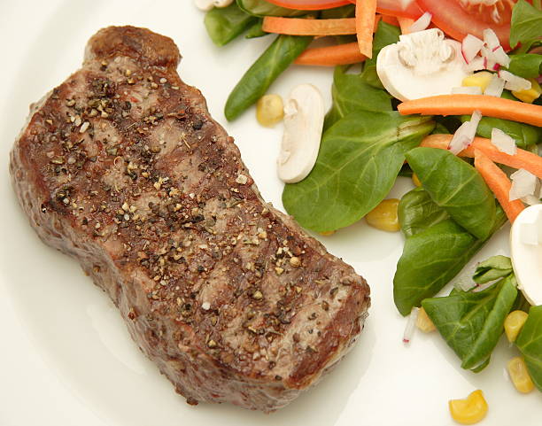 Steak grillé et salade - Photo
