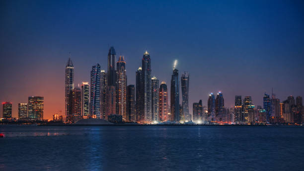 istock The city comes alive at night 928031402