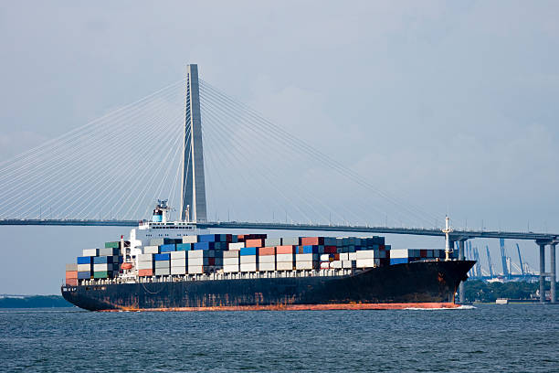 navio de carga - charleston south carolina south carolina bridge suspension bridge imagens e fotografias de stock