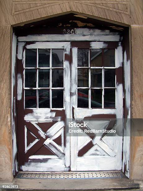 Medio De Puertas Pintado Foto de stock y más banco de imágenes de Blanco - Color - Blanco - Color, Color - Tipo de imagen, Cristal - Material