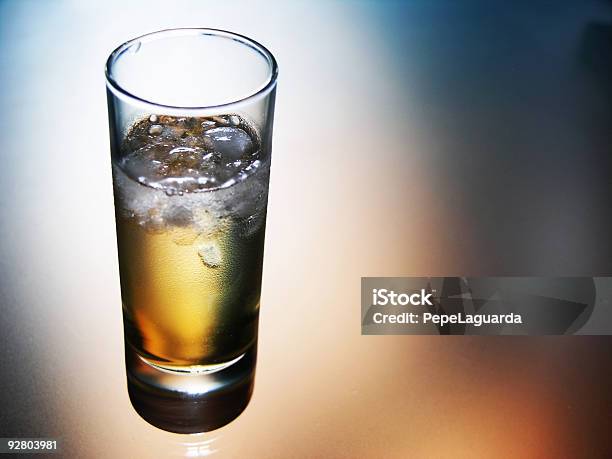 Napoje Schłodzone Tequila Reposado - zdjęcia stockowe i więcej obrazów Tequila - Alkohol wysokoprocentowy - Tequila - Alkohol wysokoprocentowy, Kieliszek do wódki, Lód