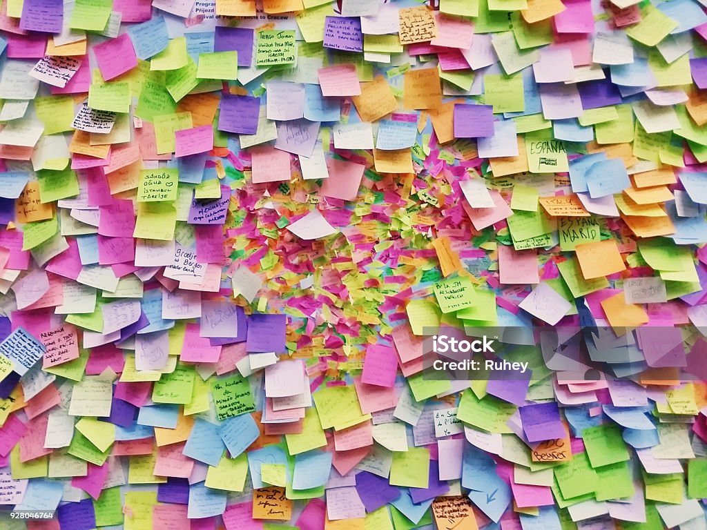 Wand voller bunt Selbstklebende Papiere, Prag - Lizenzfrei Klebezettel Stock-Foto