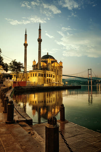 mezquita y bosphorus puente - ortakoy mosque bridge bosphorus istanbul fotografías e imágenes de stock