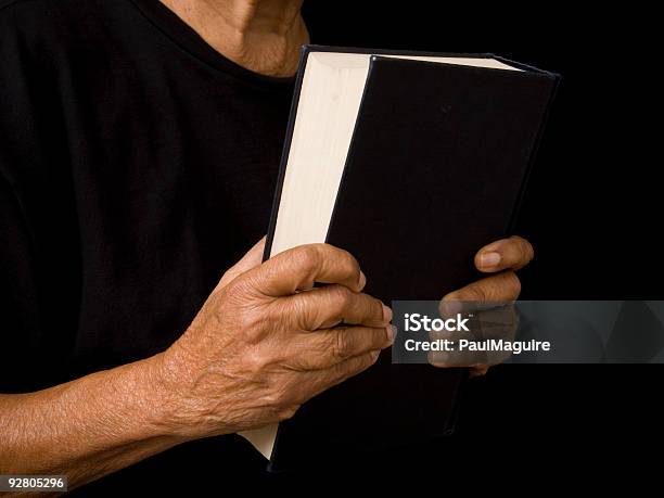 Alte Frau Holding Bibel Stockfoto und mehr Bilder von Vikar - Klerus - Vikar - Klerus, Frauen, Eine Frau allein