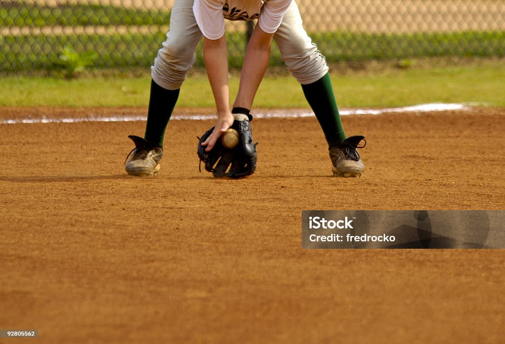 Baseball Spieler spielt Live-Baseball-Spiel während die Fielding-Baseball - Lizenzfrei Baseball Stock-Foto