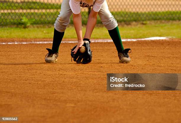 Baseball Spieler Spielt Livebaseballspiel Während Die Fieldingbaseball Stockfoto und mehr Bilder von Baseball