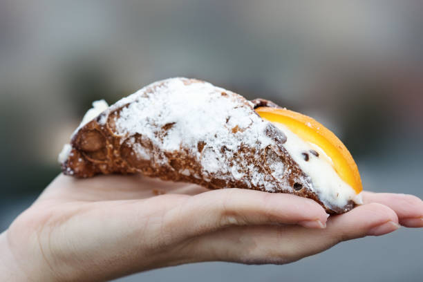 cannoli auf der einen seite mit unscharfen hintergrund. italienischem gebäck der region sizilien. die sizilianische küche.  traditionelle italienische dessert mit ricotta-käse - cannoli italian culture ricotta dessert stock-fotos und bilder