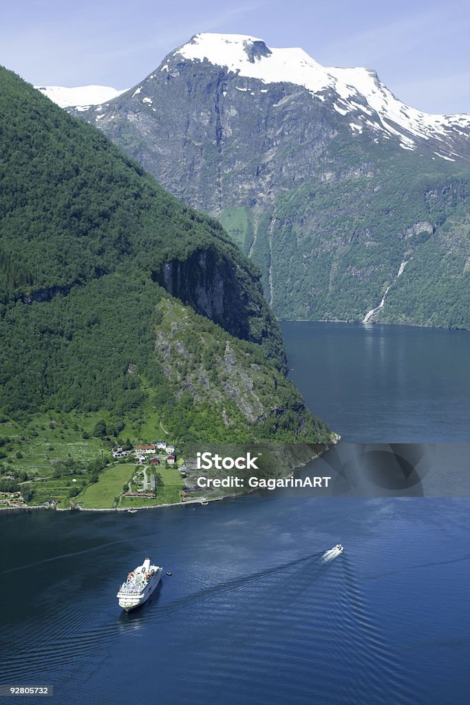 Geiranger フィヨルドからの山トップ - カラー画像のロイヤリティフリーストックフォト