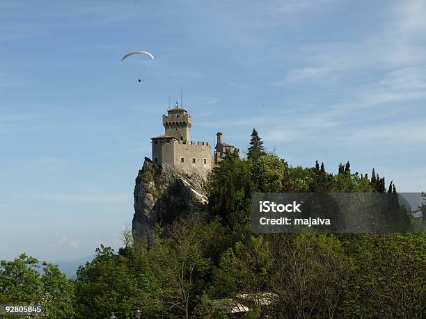 Castello Di San Marino - Fotografie stock e altre immagini di Fortezza - Fortezza, Parapendio, Ambientazione esterna