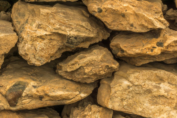 un mur de pierres de lave jaune comme fond - volcanic landscape rock canary islands fuerteventura photos et images de collection