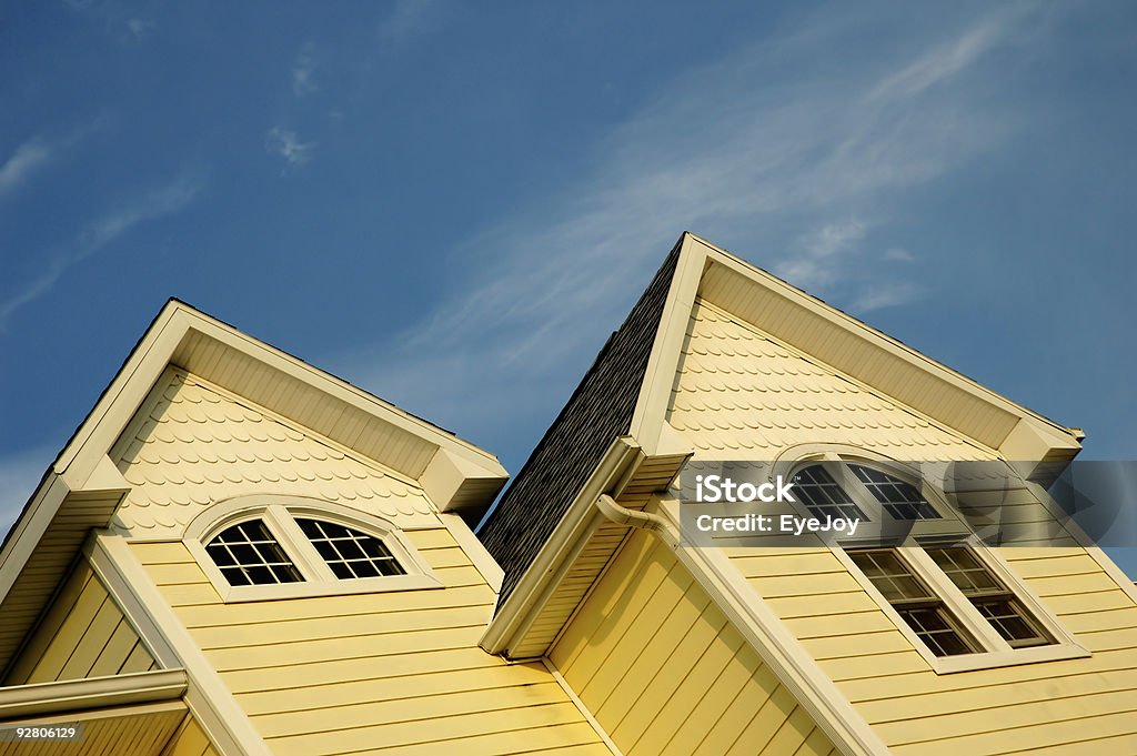 Casa amarela com telhados inclinados triangulares - Foto de stock de Amarelo royalty-free